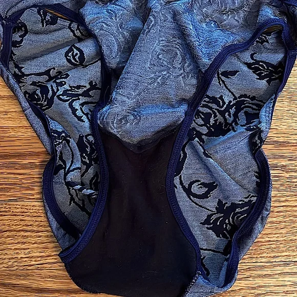 🌸🌺VTG NWOT OLGA SexyPanty.DarkBlueFlowersOn grayish/blue background.Excellent